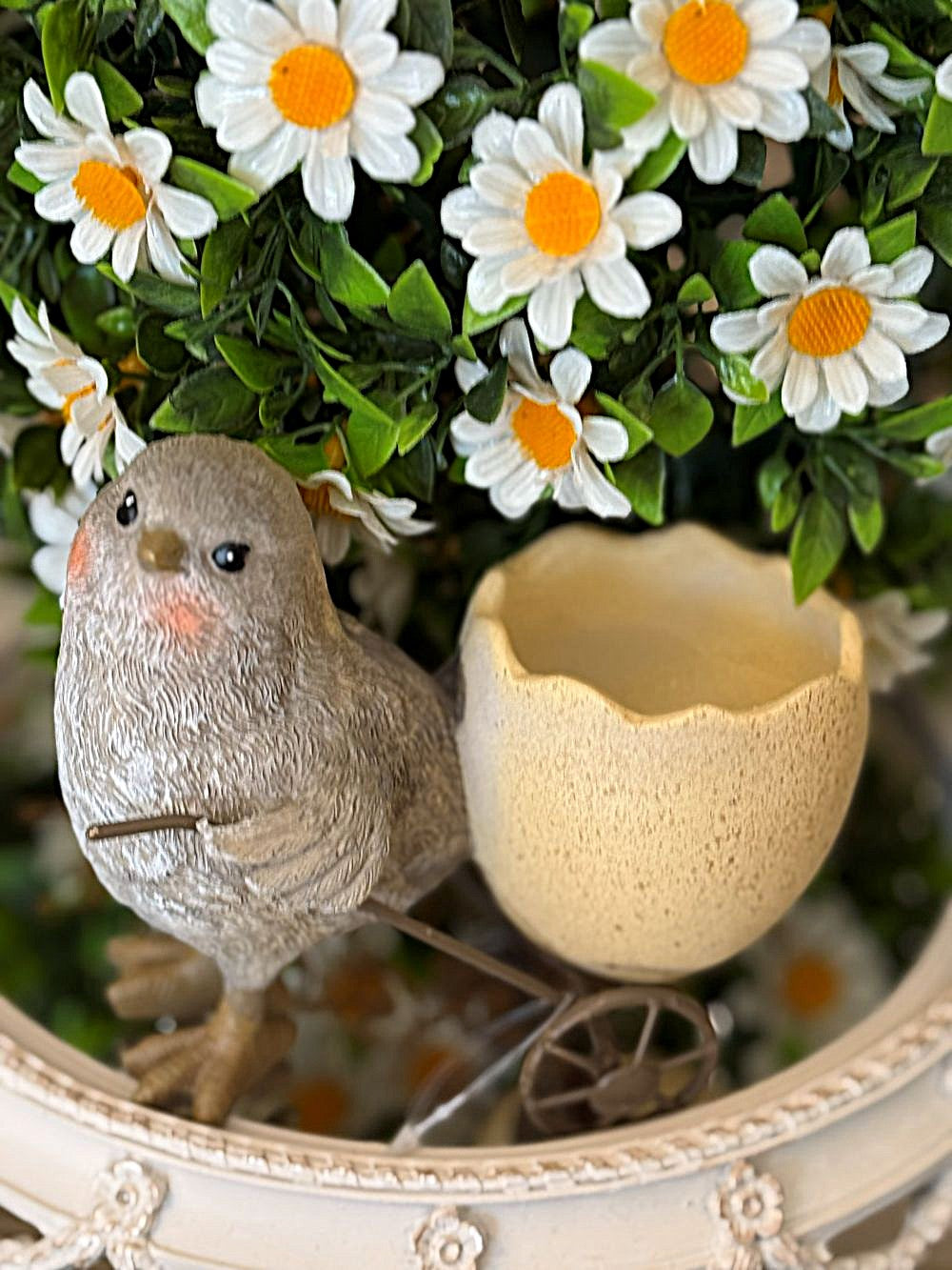 Coquetier de table printanier avec petit poussin tirant une coquille d’œuf style brouette en décoration shabby chic blanc cassé beige gris, accessoire de petit-déjeuner champêtre