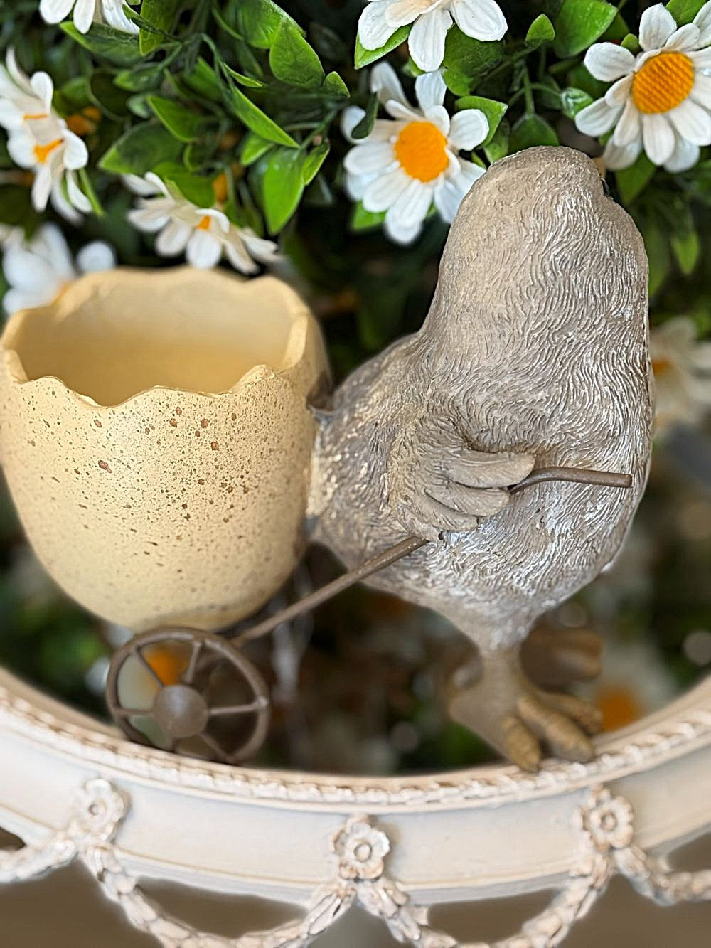 Coquetier de table printanier avec petit poussin tirant une coquille d’œuf style brouette en décoration shabby chic blanc cassé beige gris, accessoire de petit-déjeuner champêtre