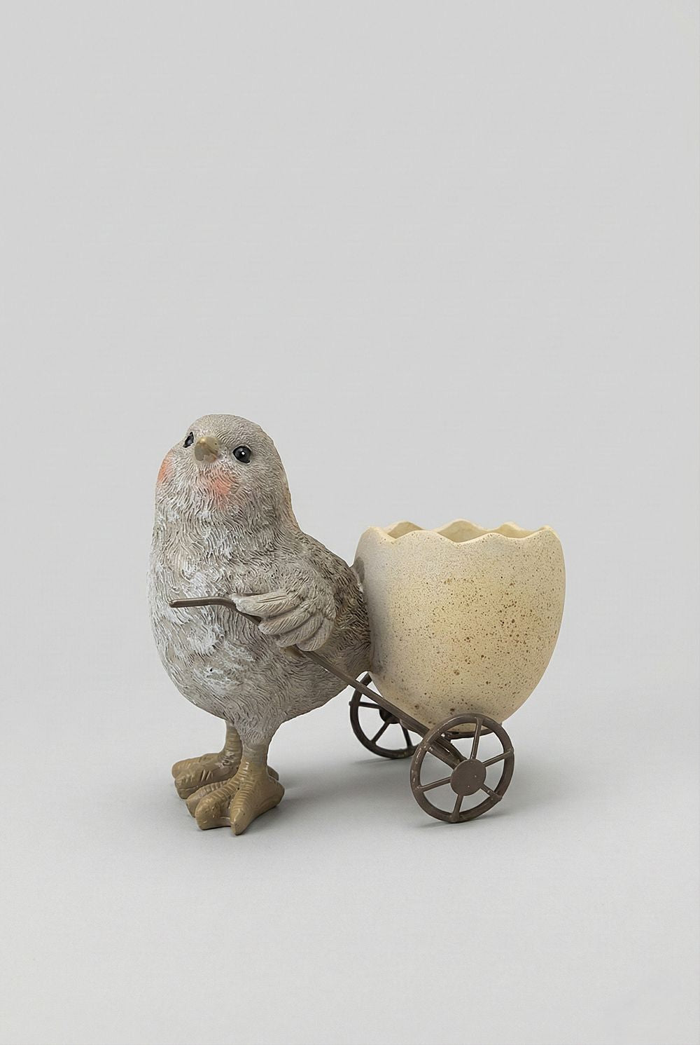 Coquetier de table printanier avec petit poussin tirant une coquille d’œuf style brouette en décoration shabby chic blanc cassé beige gris, accessoire de petit-déjeuner champêtre