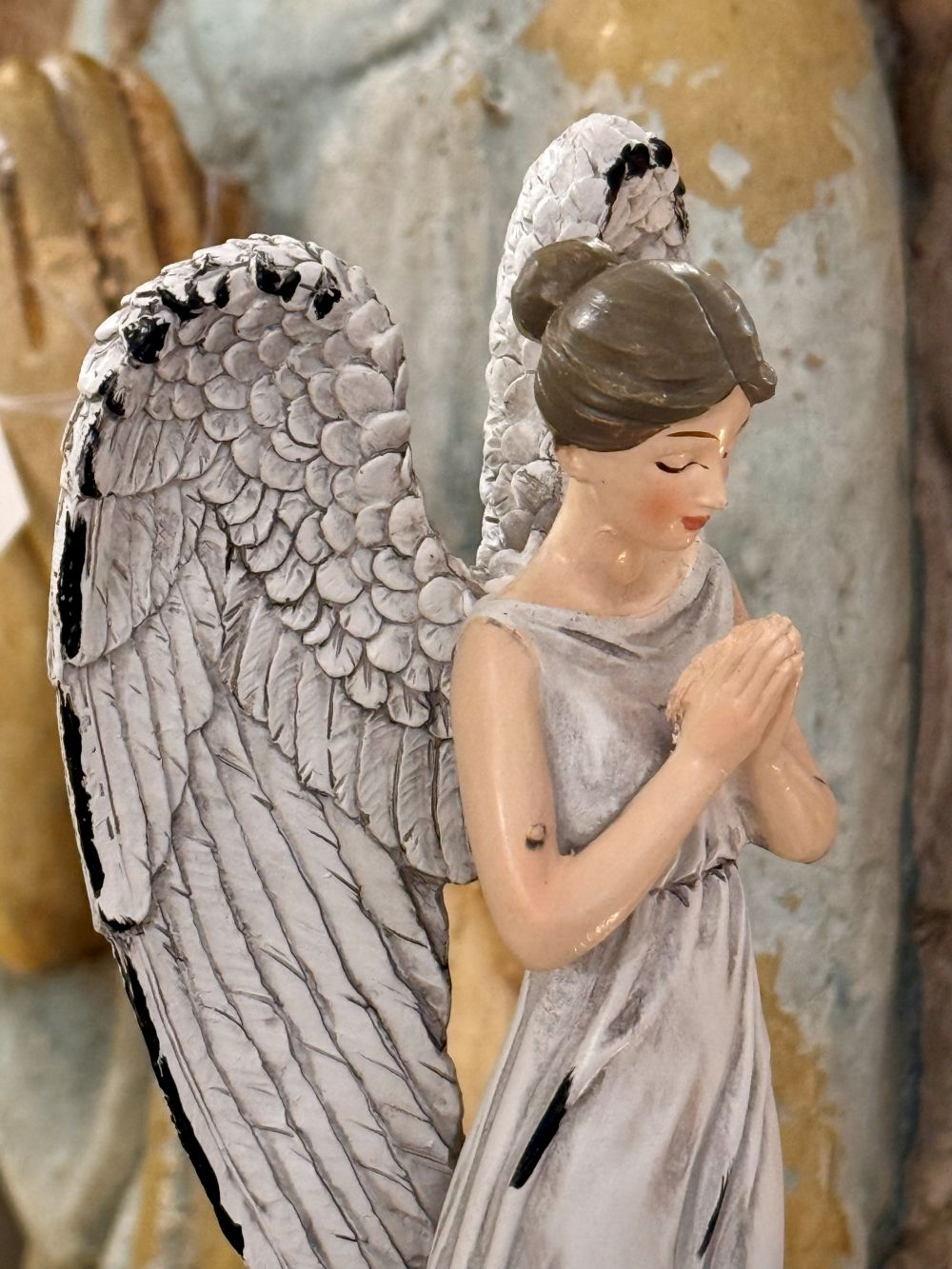 Figurine ange en prière décorative blanc patiné, ailes déployées, style shabby chic romantique et poétique, décoration de charme esprit féérique