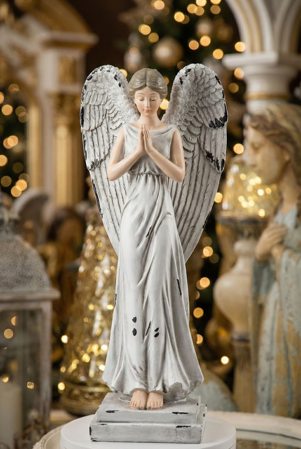 Figurine ange en prière décorative blanc patiné, ailes déployées, style shabby chic romantique et poétique, décoration de charme esprit féérique