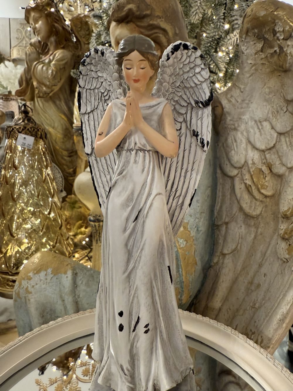 Figurine ange en prière décorative blanc patiné, ailes déployées, style shabby chic romantique et poétique, décoration de charme esprit féérique