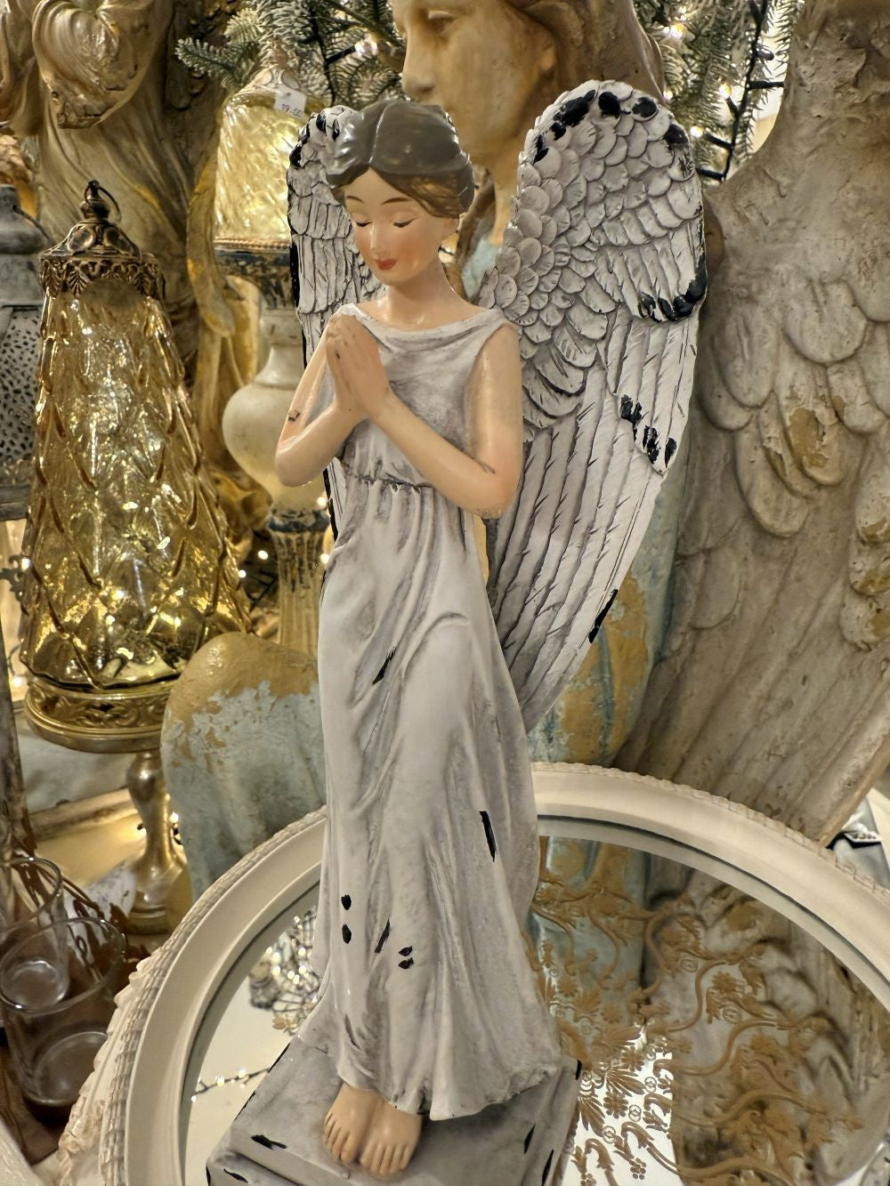 Figurine ange en prière décorative blanc patiné, ailes déployées, style shabby chic romantique et poétique, décoration de charme esprit féérique