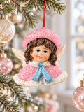 Ange Poupée Victorienne rose suspendu à une branche de sapin, parmi des boules de Noël blanches et roses.