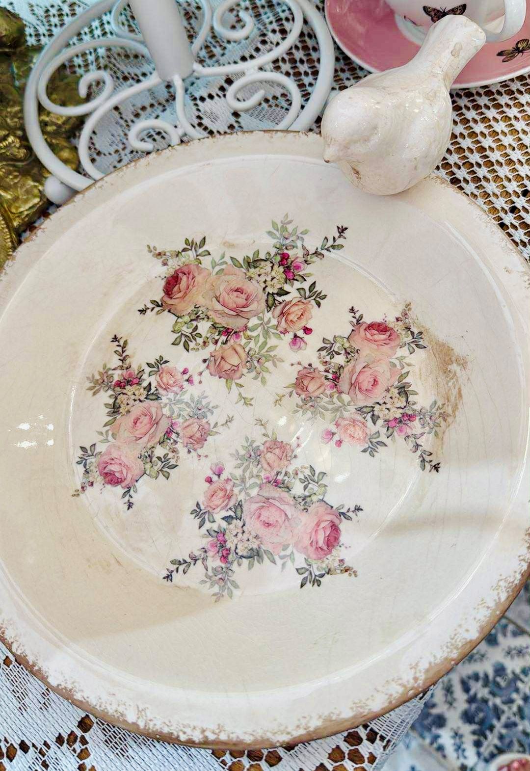 Bain d’oiseaux décoratif en céramique de 26 cm, orné de motifs floraux roses sur fond crème, style shabby chic et déco romantique, ambiance poétique et vintage