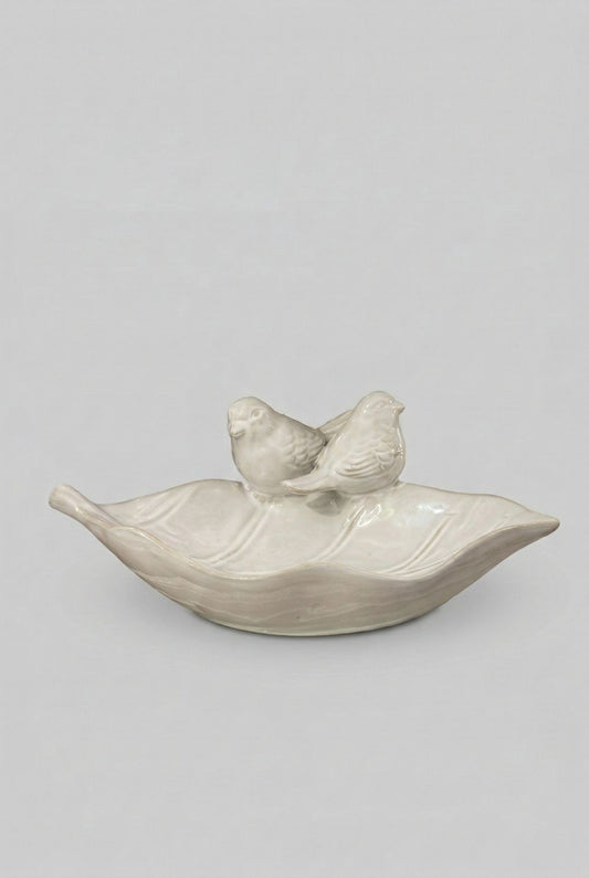 Bain d’oiseaux en faïence blanc ivoire en forme de feuille avec deux oiseaux décoratifs, style romantique shabby chic, ambiance printemps fleuri et décoration de charme