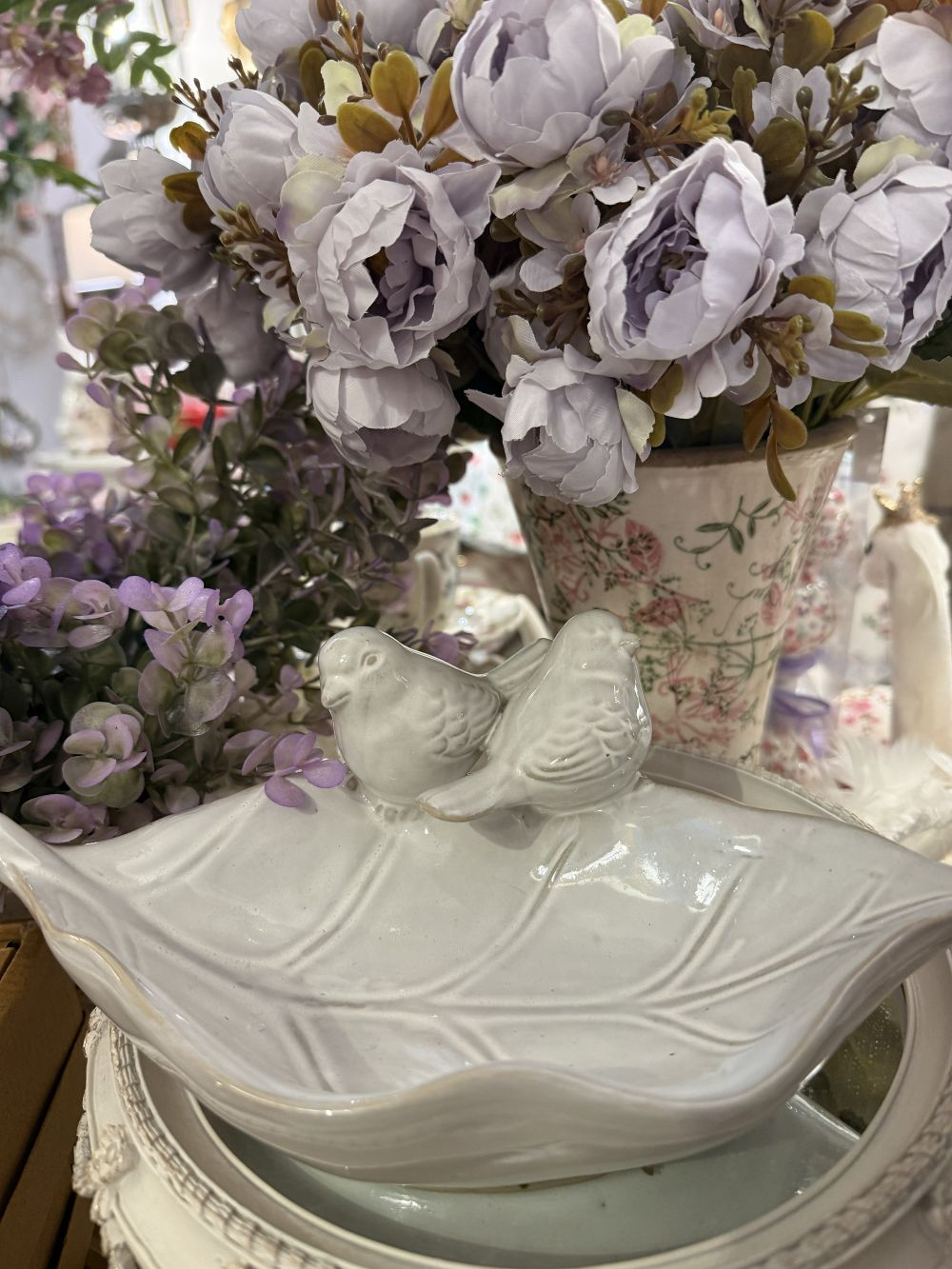Bain d’oiseaux en faïence blanc ivoire en forme de feuille avec deux oiseaux décoratifs, style romantique shabby chic, ambiance printemps fleuri et décoration de charme