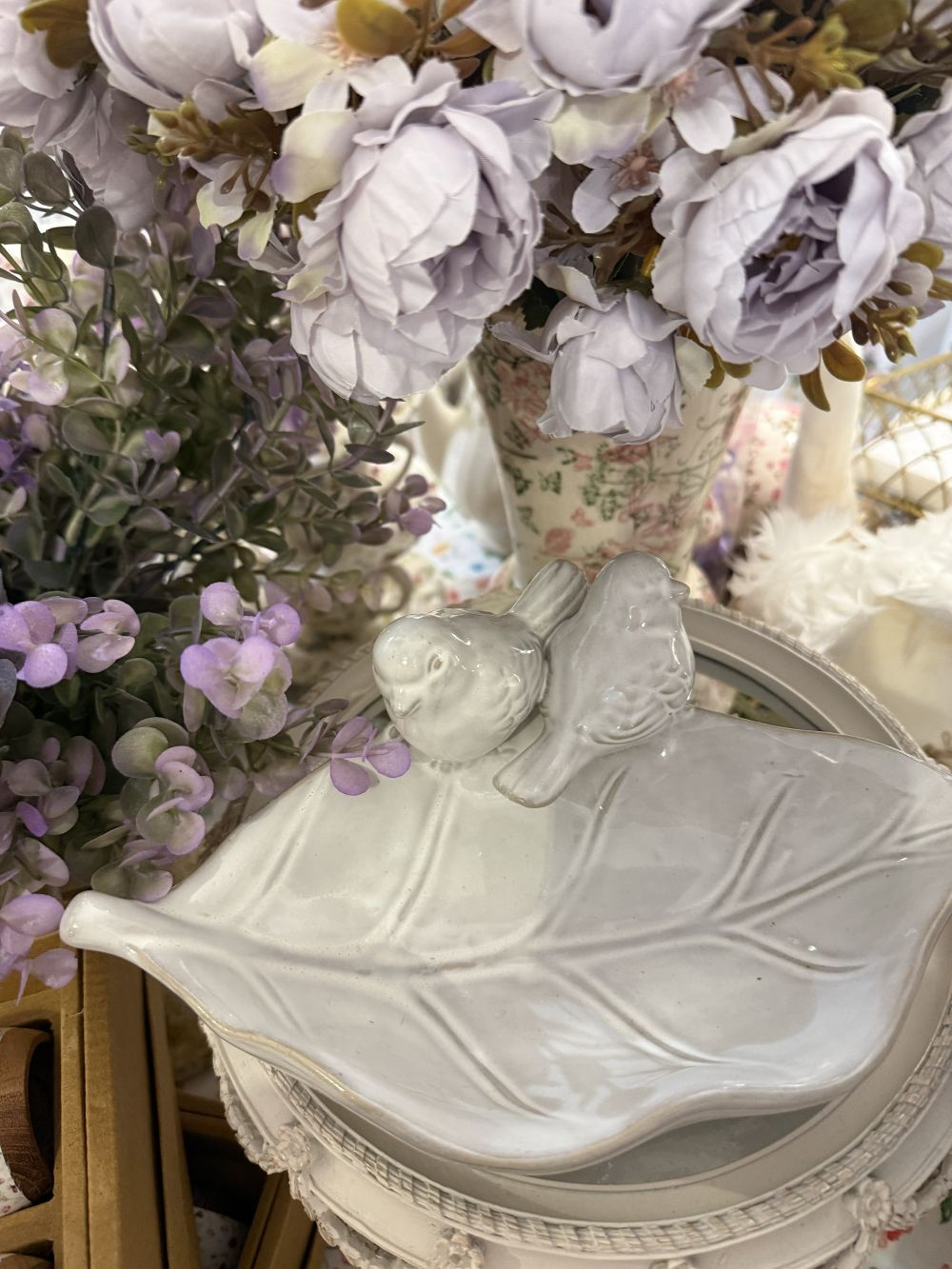 Bain d’oiseaux en faïence blanc ivoire en forme de feuille avec deux oiseaux décoratifs, style romantique shabby chic, ambiance printemps fleuri et décoration de charme