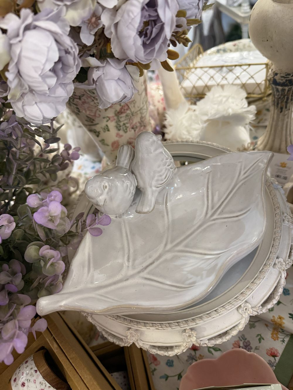 Bain d’oiseaux en faïence blanc ivoire en forme de feuille avec deux oiseaux décoratifs, style romantique shabby chic, ambiance printemps fleuri et décoration de charme