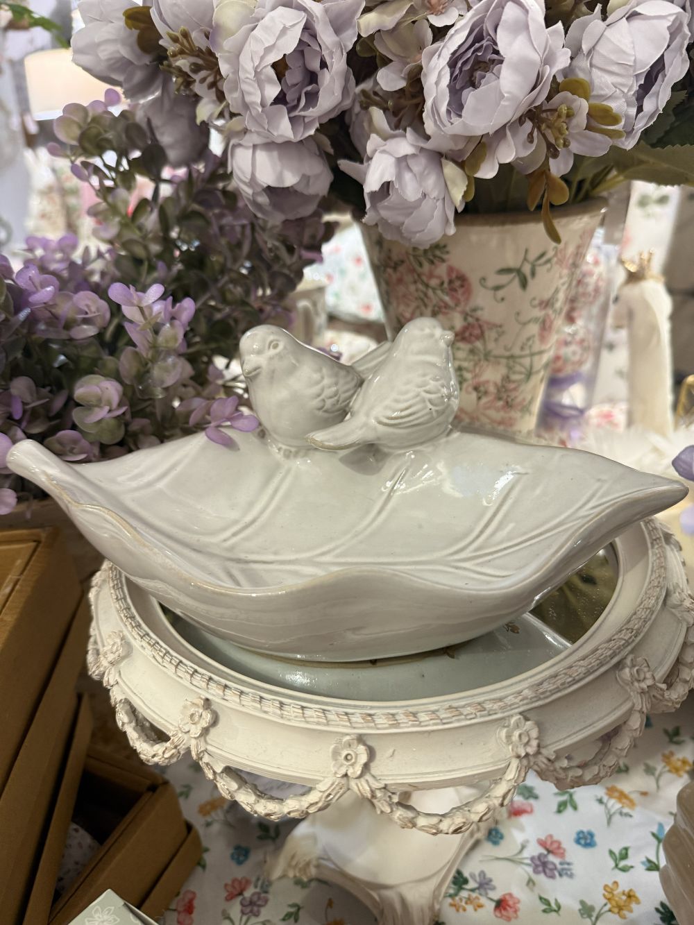 Bain d’oiseaux en faïence blanc ivoire en forme de feuille avec deux oiseaux décoratifs, style romantique shabby chic, ambiance printemps fleuri et décoration de charme