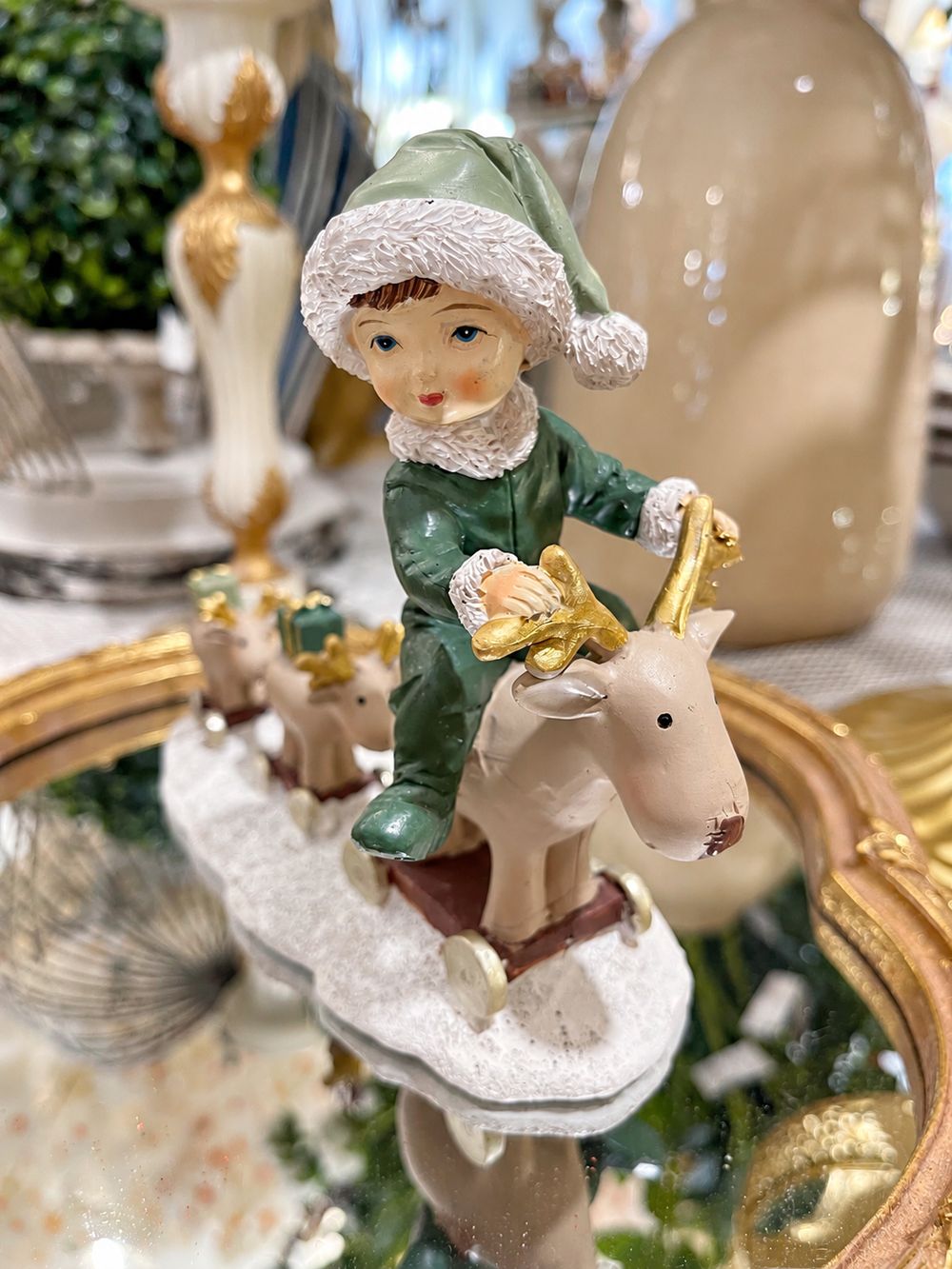 Détail du visage de l’enfant en tenue verte sur la statuette Balade des Petits Rennes.