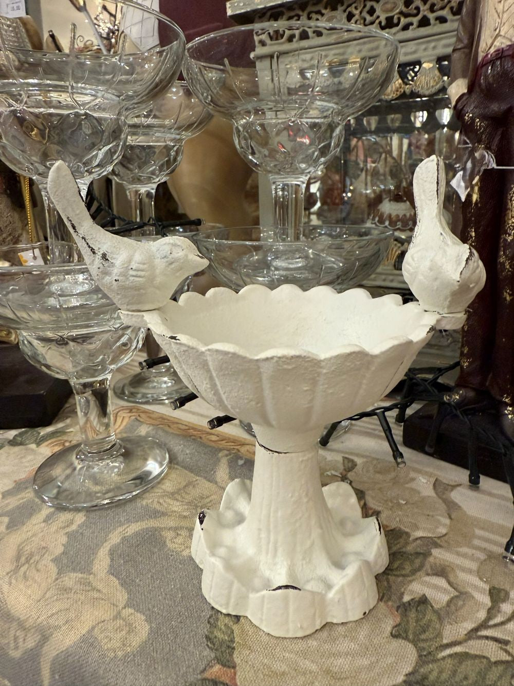 Petit bassin d’abreuvement en fonte blanche patinée avec deux oiseaux décoratifs, style romantique et shabby chic, pour jardin poétique