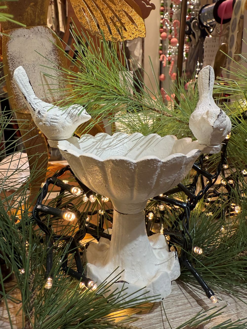 Petit bassin d’abreuvement en fonte blanche patinée avec deux oiseaux décoratifs, style romantique et shabby chic, pour jardin poétique