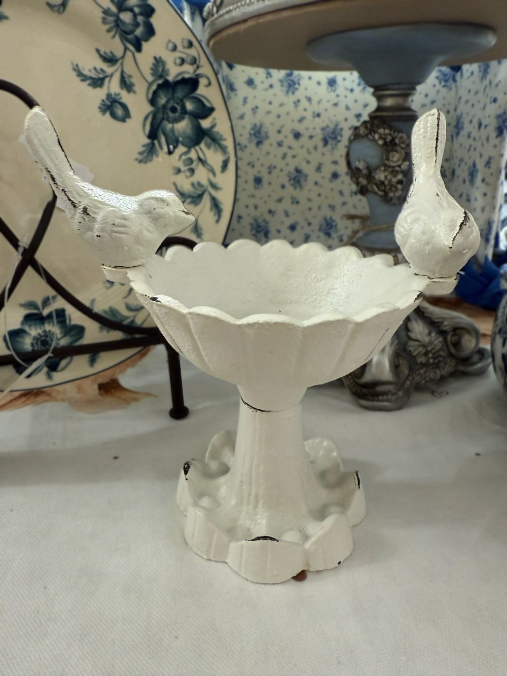 Petit bassin d’abreuvement en fonte blanche patinée avec deux oiseaux décoratifs, style romantique et shabby chic, pour jardin poétique