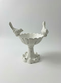 Petit bassin d’abreuvement en fonte blanche patinée avec deux oiseaux décoratifs, style romantique et shabby chic, pour jardin poétique