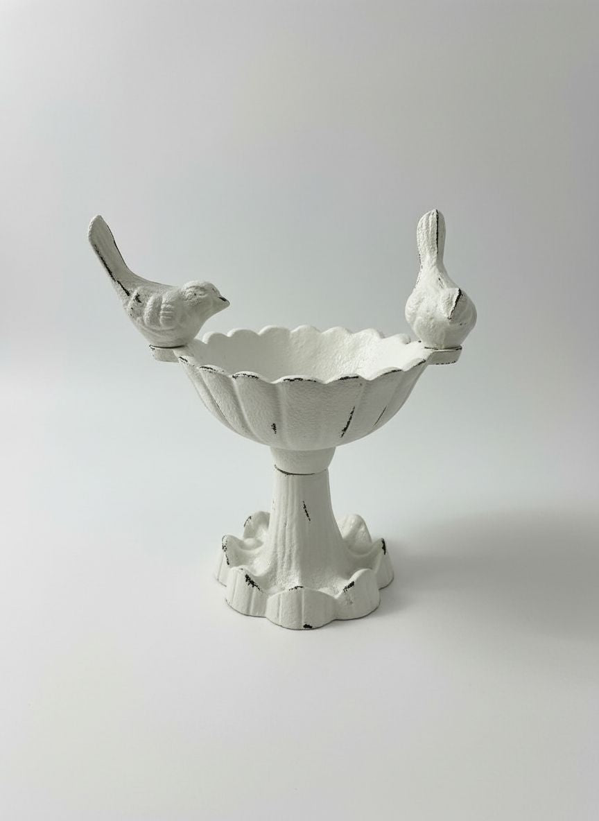 Petit bassin d’abreuvement en fonte blanche patinée avec deux oiseaux décoratifs, style romantique et shabby chic, pour jardin poétique