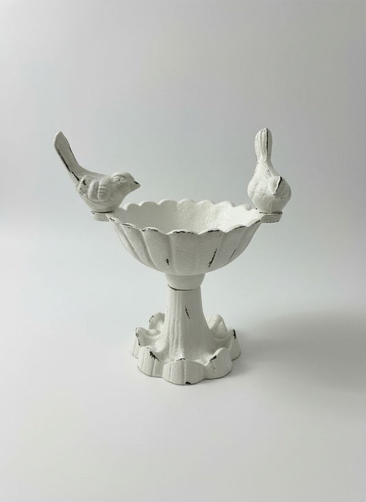 Petit bassin d’abreuvement en fonte blanche patinée avec deux oiseaux décoratifs, style romantique et shabby chic, pour jardin poétique