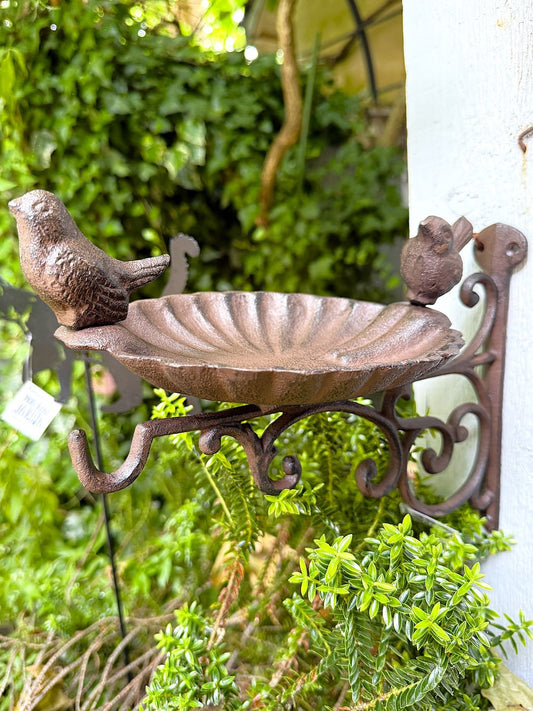 Bassin oiseau mural en fonte brun rouille avec deux oiseaux décoratifs, style vintage pour décoration jardin romantique et shabby chic