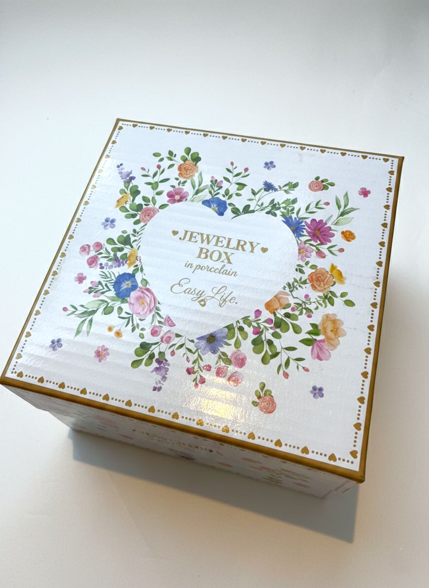 Boîte à bijoux en porcelaine en forme de cœur 13x13 cm, décor floral multicolore sur fond blanc, style décoration romantique shabby chic, ambiance maison de charme et poétique