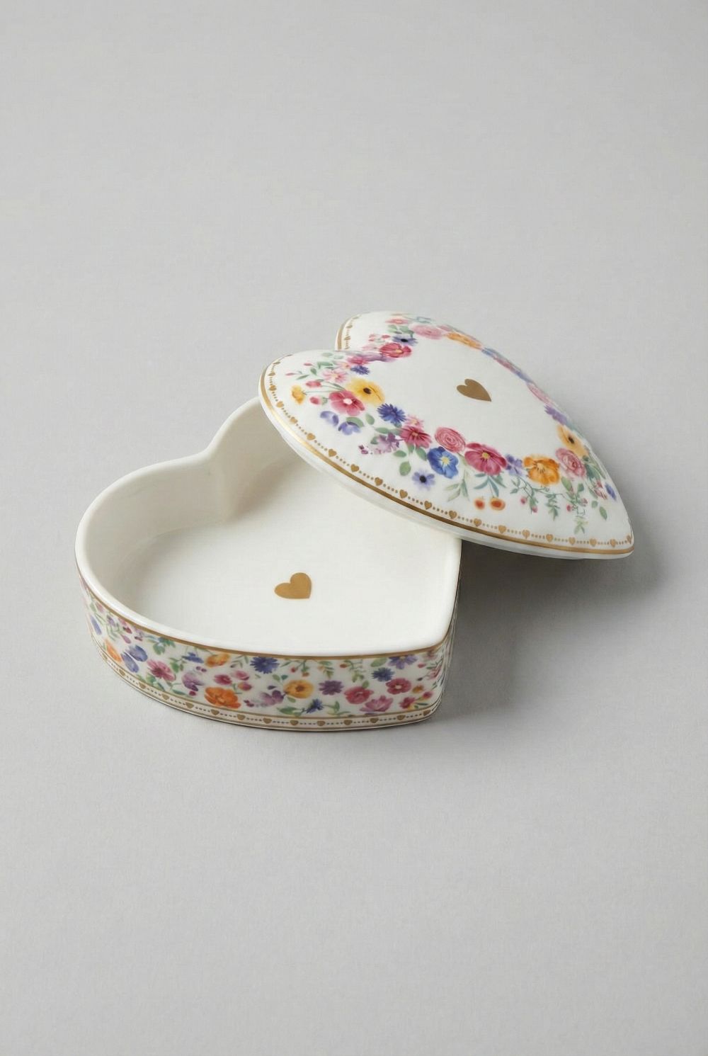 Boîte à bijoux en porcelaine en forme de cœur 13x13 cm, décor floral multicolore sur fond blanc, style décoration romantique shabby chic, ambiance maison de charme et poétique