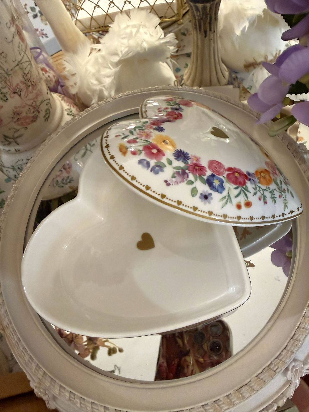 Boîte à bijoux en porcelaine en forme de cœur 13x13 cm, décor floral multicolore sur fond blanc, style décoration romantique shabby chic, ambiance maison de charme et poétique
