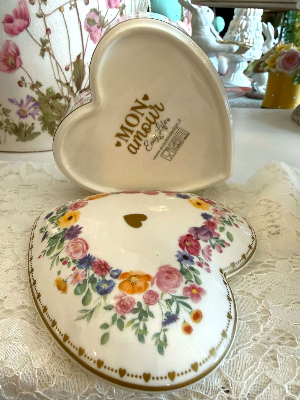 Boîte à bijoux en porcelaine en forme de cœur 13x13 cm, décor floral multicolore sur fond blanc, style décoration romantique shabby chic, ambiance maison de charme et poétique