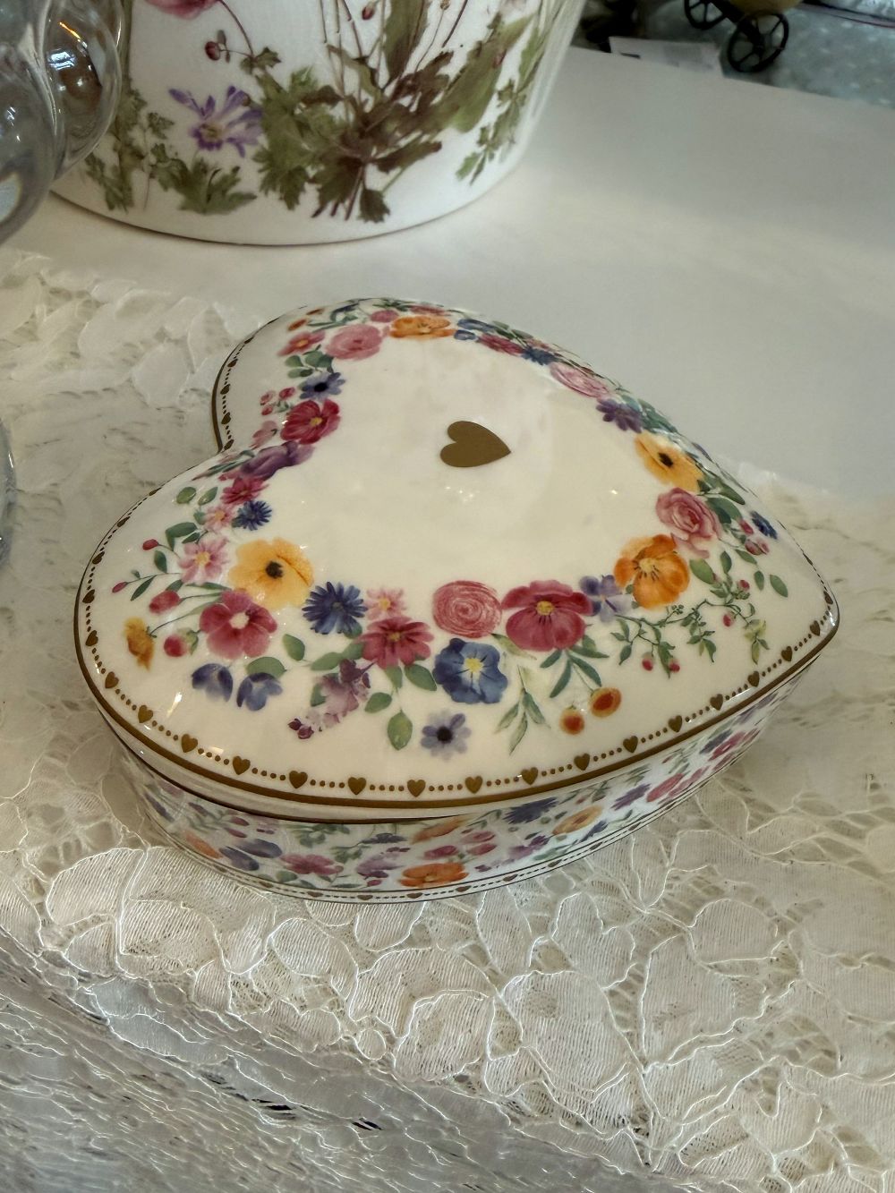 Boîte à bijoux en porcelaine en forme de cœur 13x13 cm, décor floral multicolore sur fond blanc, style décoration romantique shabby chic, ambiance maison de charme et poétique