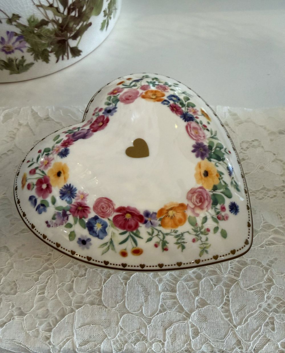 Boîte à bijoux en porcelaine en forme de cœur 13x13 cm, décor floral multicolore sur fond blanc, style décoration romantique shabby chic, ambiance maison de charme et poétique