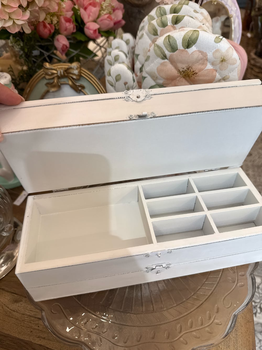Boîte à bijoux shabby chic en bois blanc patiné avec compartiments de rangement, décoration romantique pour coiffeuse ou chambre