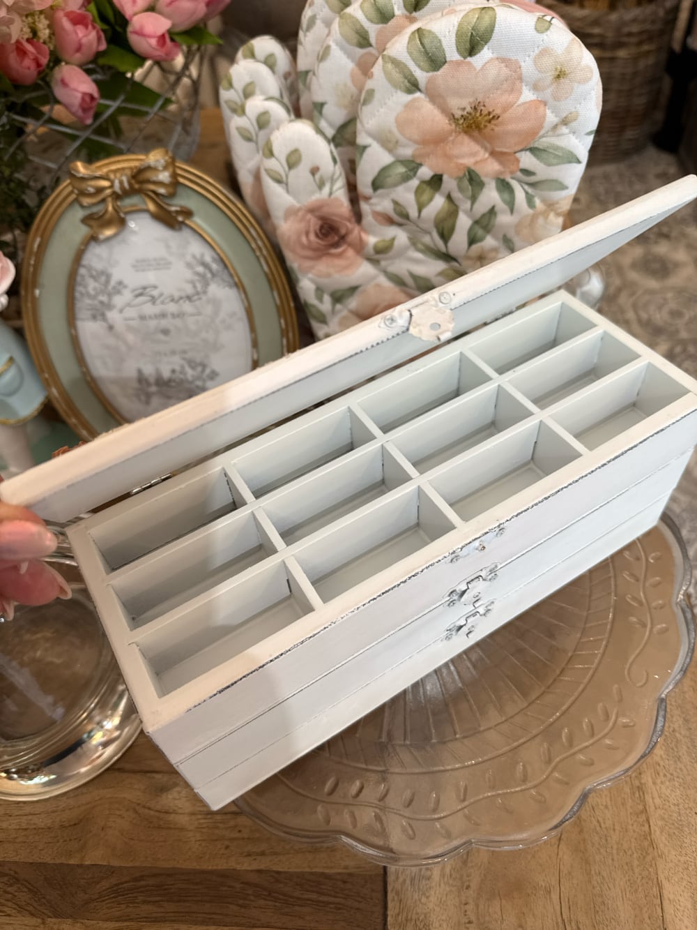 Boîte à bijoux shabby chic en bois blanc patiné avec compartiments de rangement, décoration romantique pour coiffeuse ou chambre