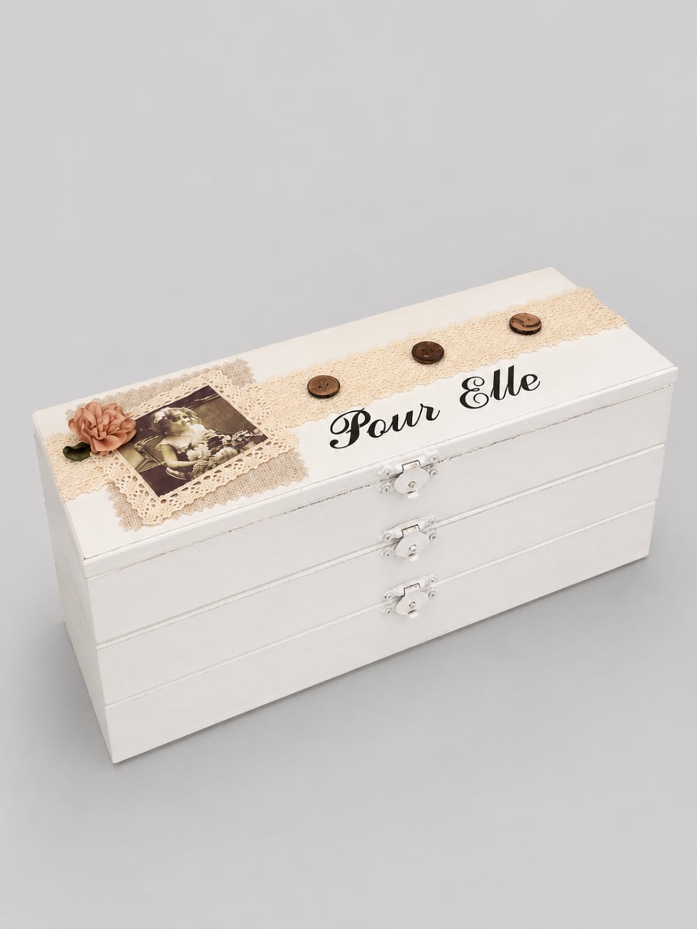 Boîte à bijoux shabby chic en bois blanc patiné avec compartiments de rangement, décoration romantique pour coiffeuse ou chambre