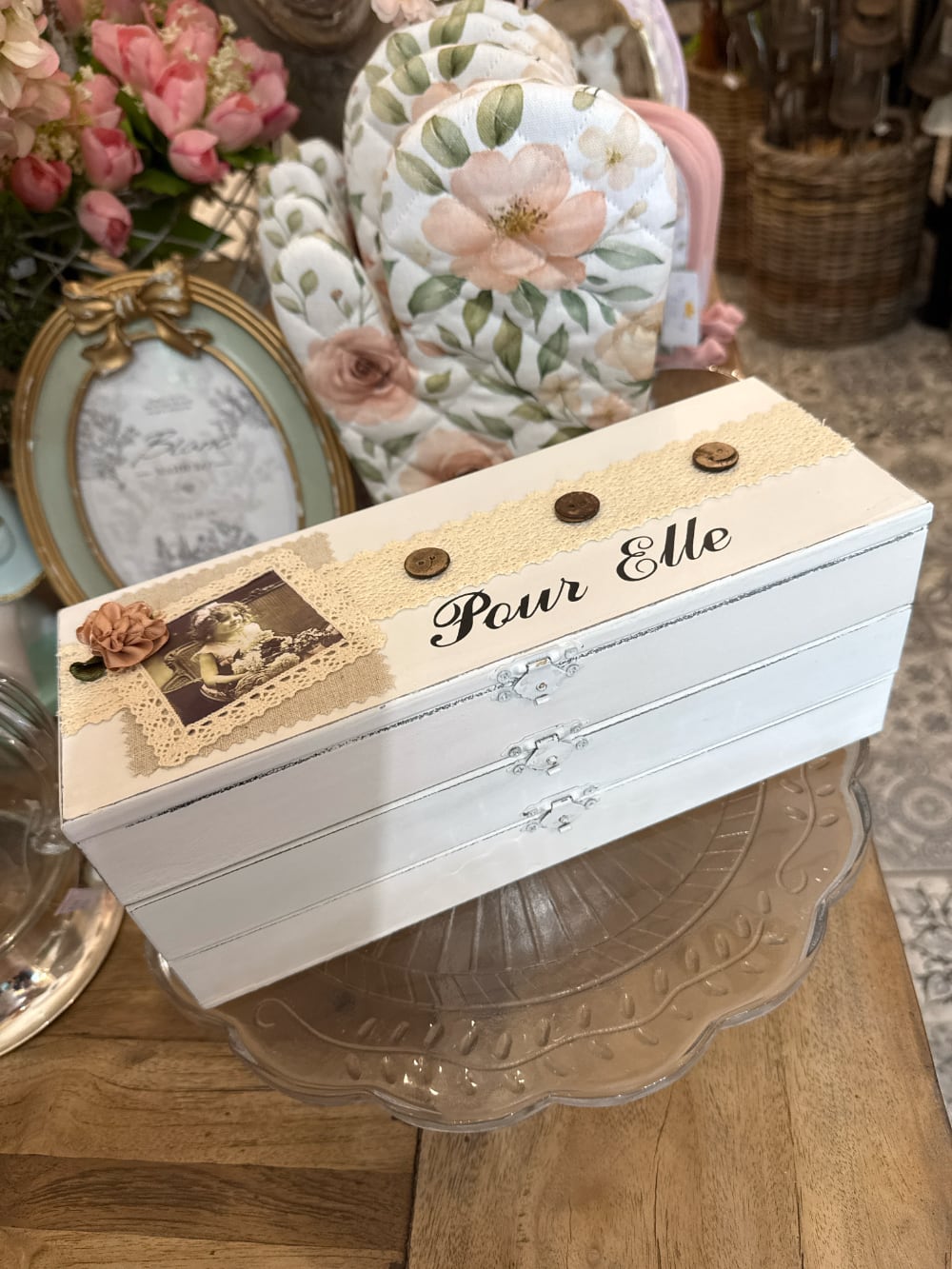 Boîte à bijoux shabby chic en bois blanc patiné avec compartiments de rangement, décoration romantique pour coiffeuse ou chambre