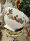 Bol rétro en faïence ivoire décoré de légumes colorés style vintage, ambiance déco shabby chic et romantique.