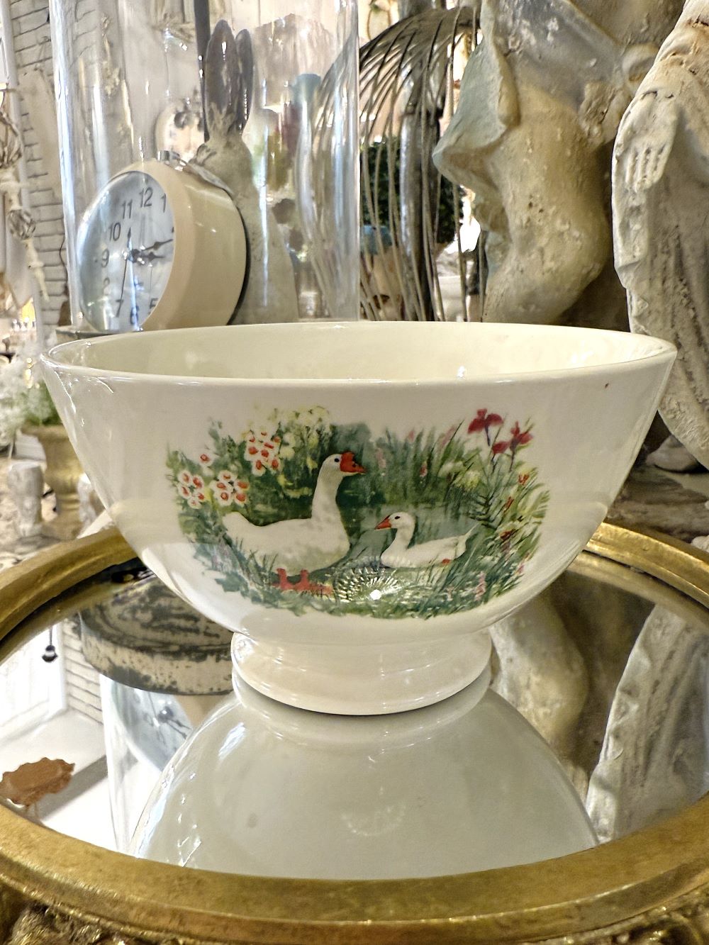 Bol rétro en faïence ivoire décoré d’oies blanches dans un champ fleuri, style ferme romantique et décoration shabby chic