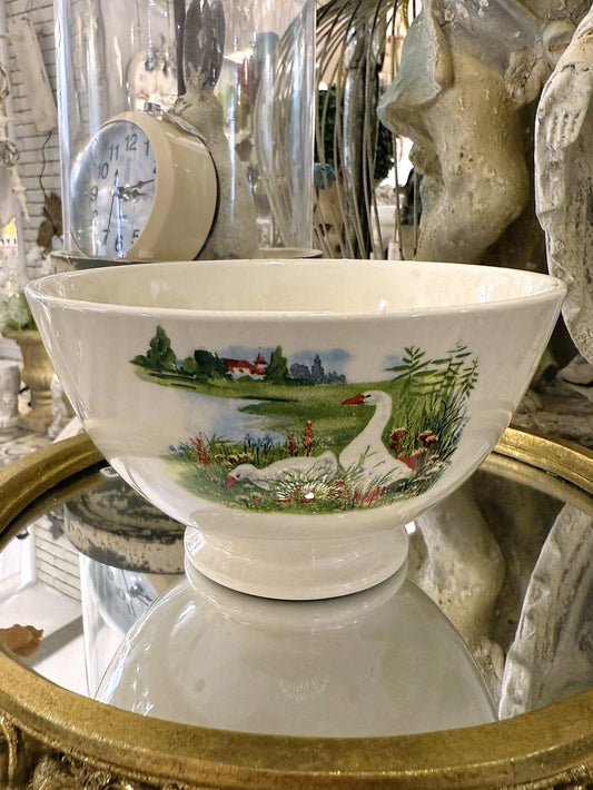 Bol rétro en faïence ivoire décoré d’oies blanches dans un champ fleuri, style ferme romantique et décoration shabby chic
