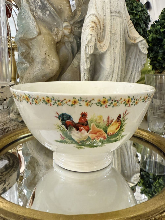 Bol rétro en faïence ivoire décoré de poules, poussins et fleurs jaunes, style ferme chic et déco shabby romantique