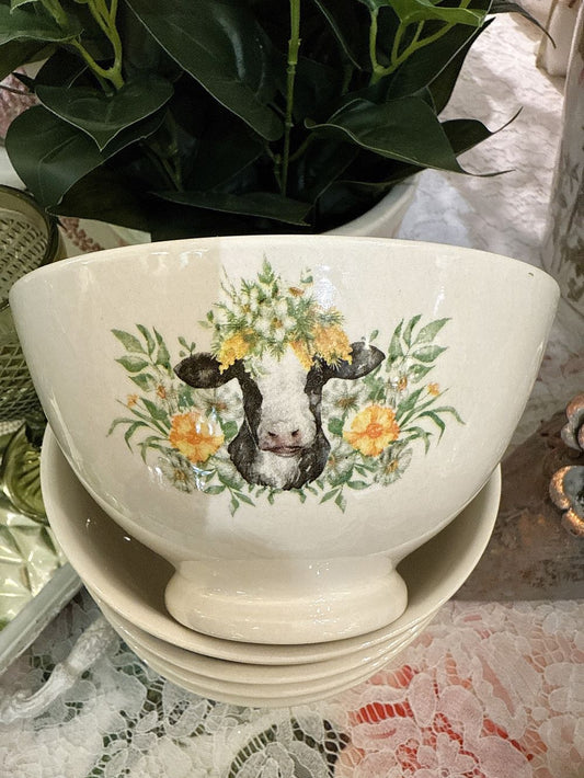 Bol rétro en faïence ivoire décoré d'une tête de vache entourée de fleurs jaunes, style déco campagne chic et shabby romantique