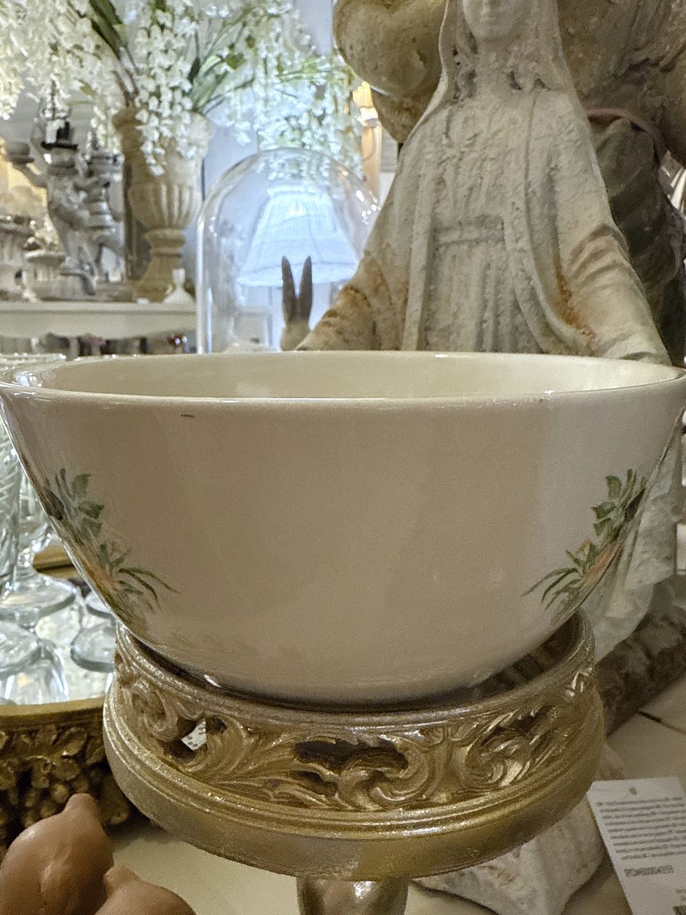 Bol rétro en faïence ivoire décoré d'une tête de vache entourée de fleurs jaunes, style déco campagne chic et shabby romantique