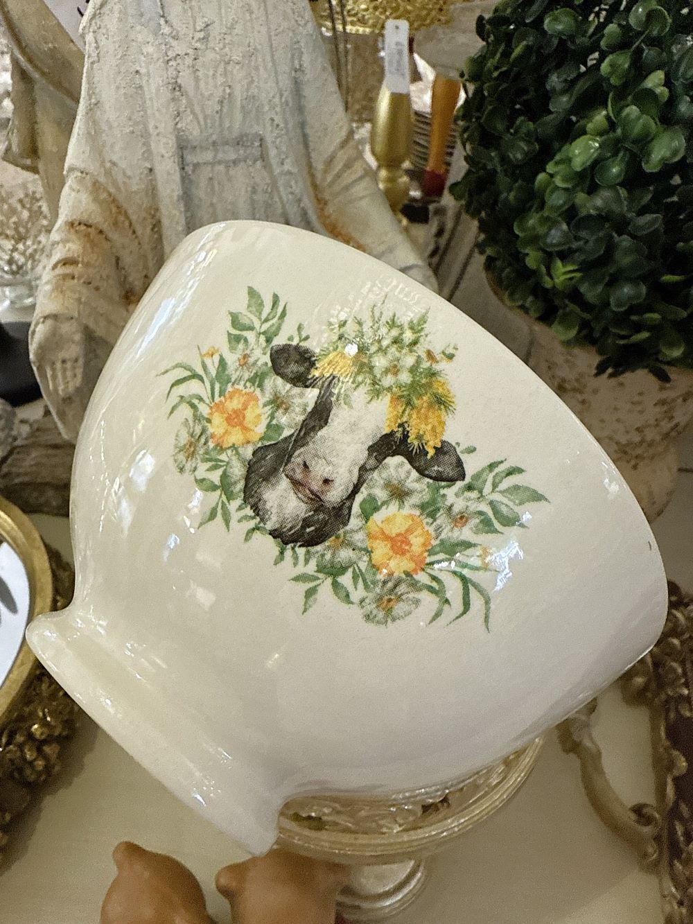 Bol rétro en faïence ivoire décoré d'une tête de vache entourée de fleurs jaunes, style déco campagne chic et shabby romantique