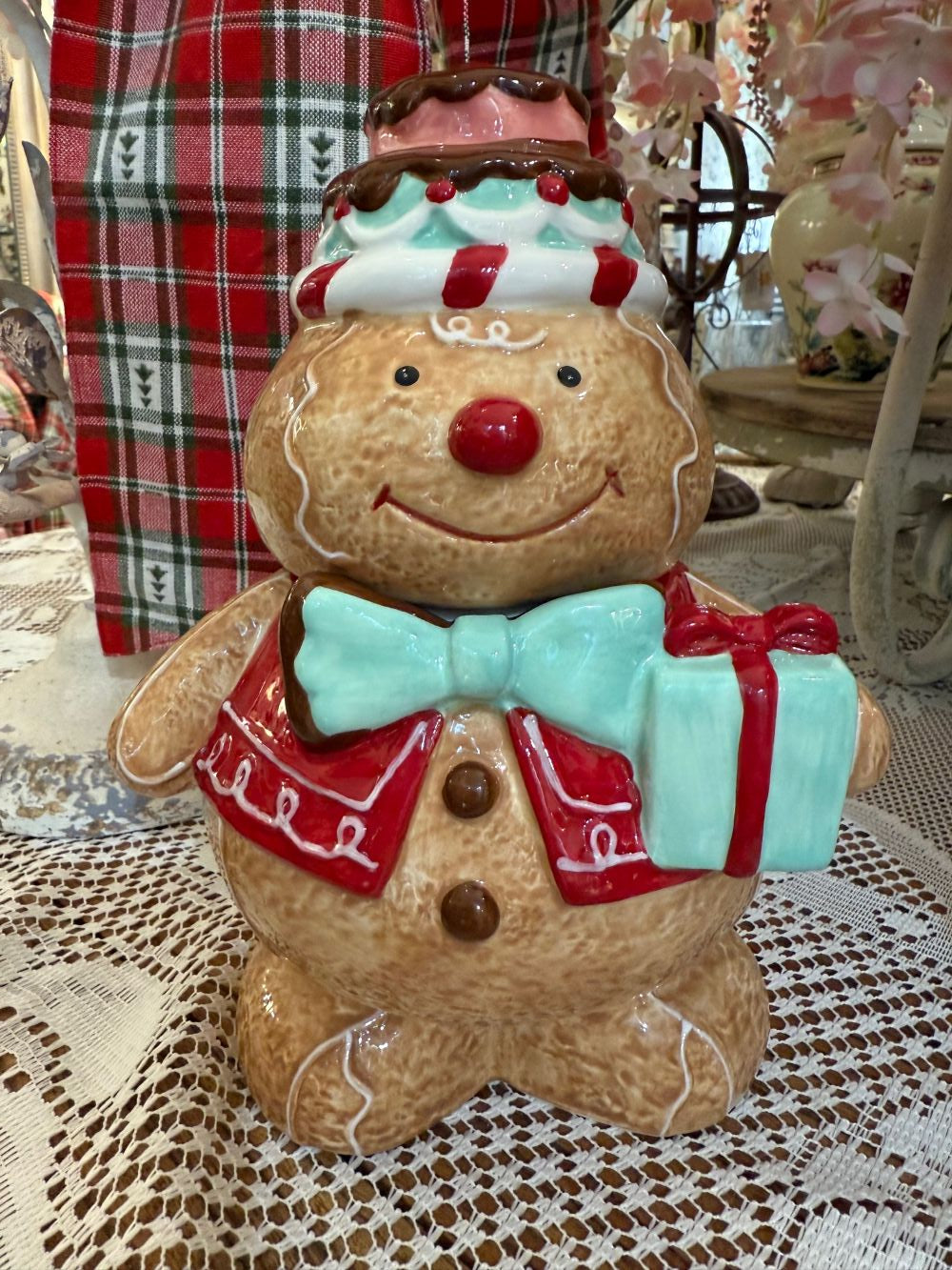 Bonbonnière en faïence représentant un bonhomme pain d’épices de 25 cm, aux couleurs rouge, marron et vert menthe, style décoration féérique et gourmande de Noël.