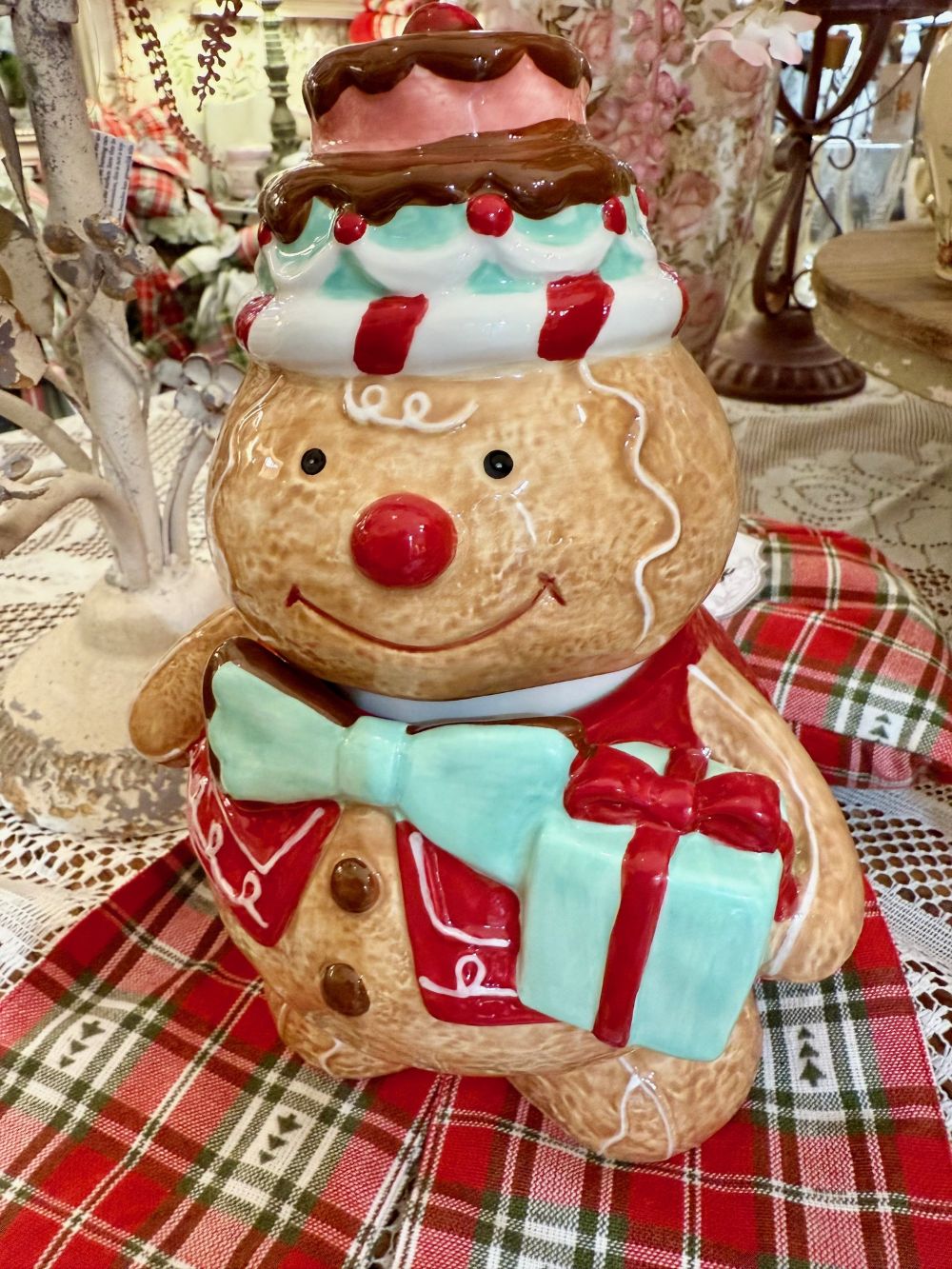Bonbonnière en faïence représentant un bonhomme pain d’épices de 25 cm, aux couleurs rouge, marron et vert menthe, style décoration féérique et gourmande de Noël.