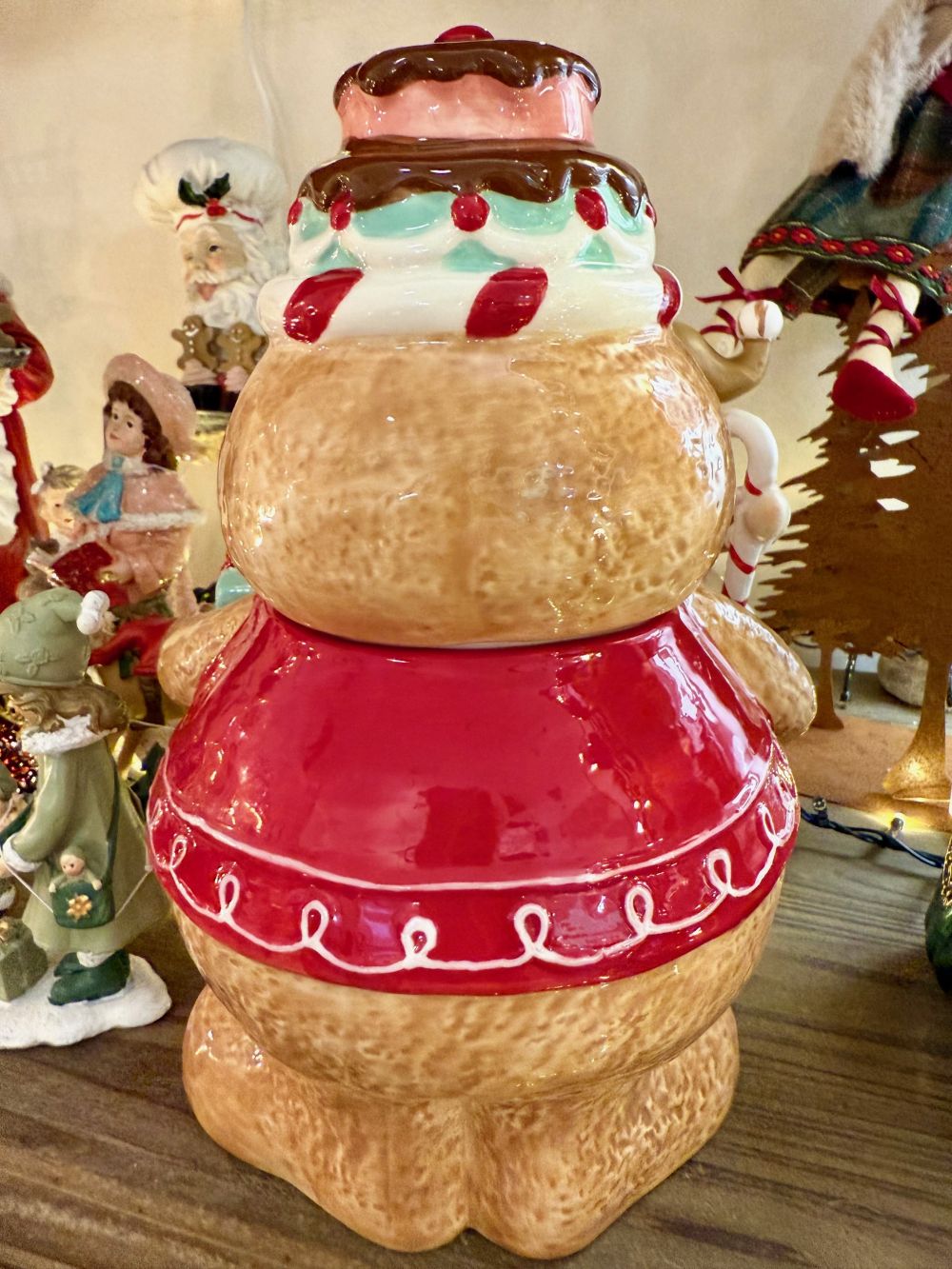 Bonbonnière en faïence représentant un bonhomme pain d’épices de 25 cm, aux couleurs rouge, marron et vert menthe, style décoration féérique et gourmande de Noël.