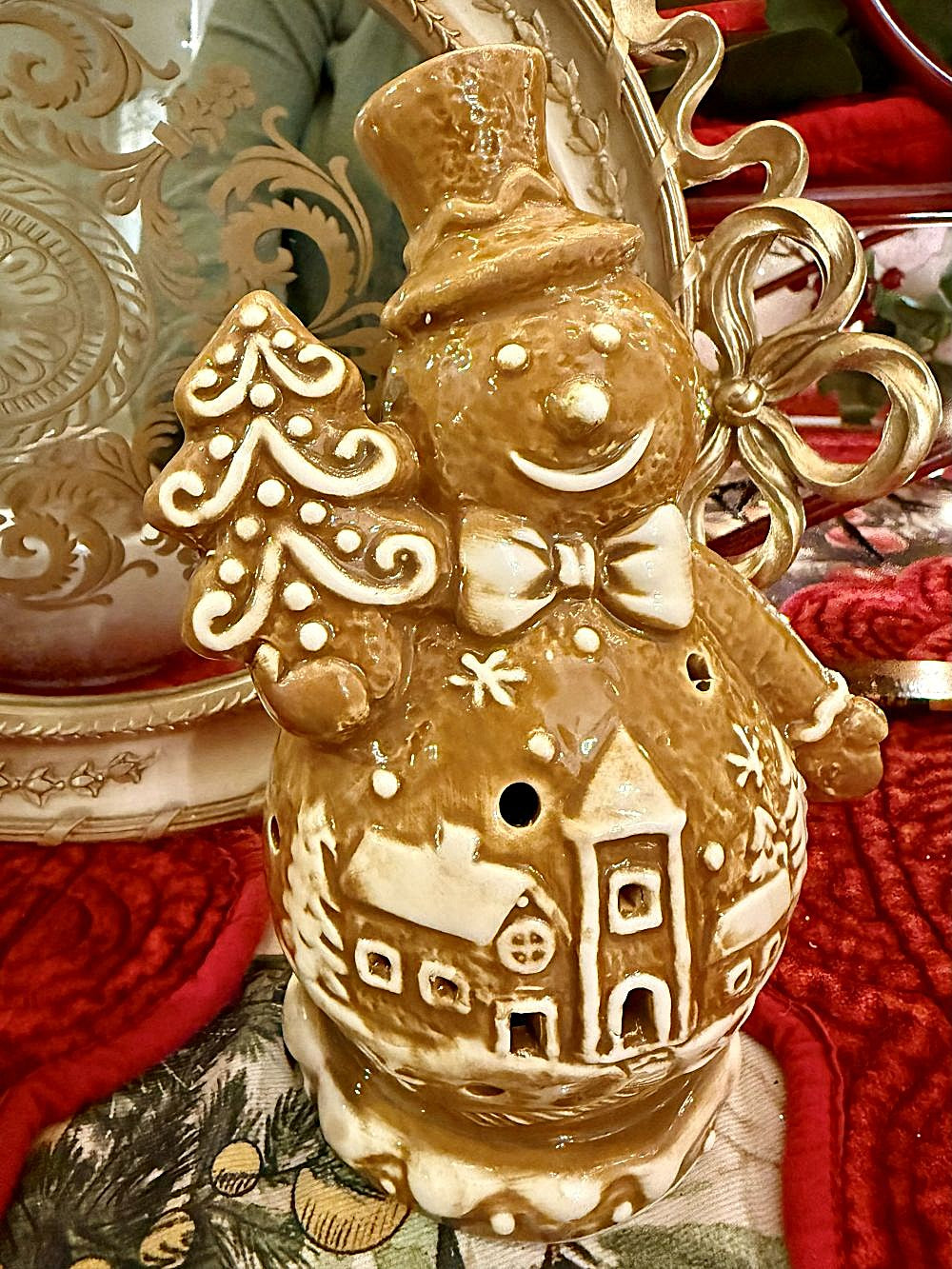 Figurine bonhomme de neige style biscuit en porcelaine beige, blanc et doré, 17 cm, ambiance féérique et shabby chic avec décor sculpté de village enneigé