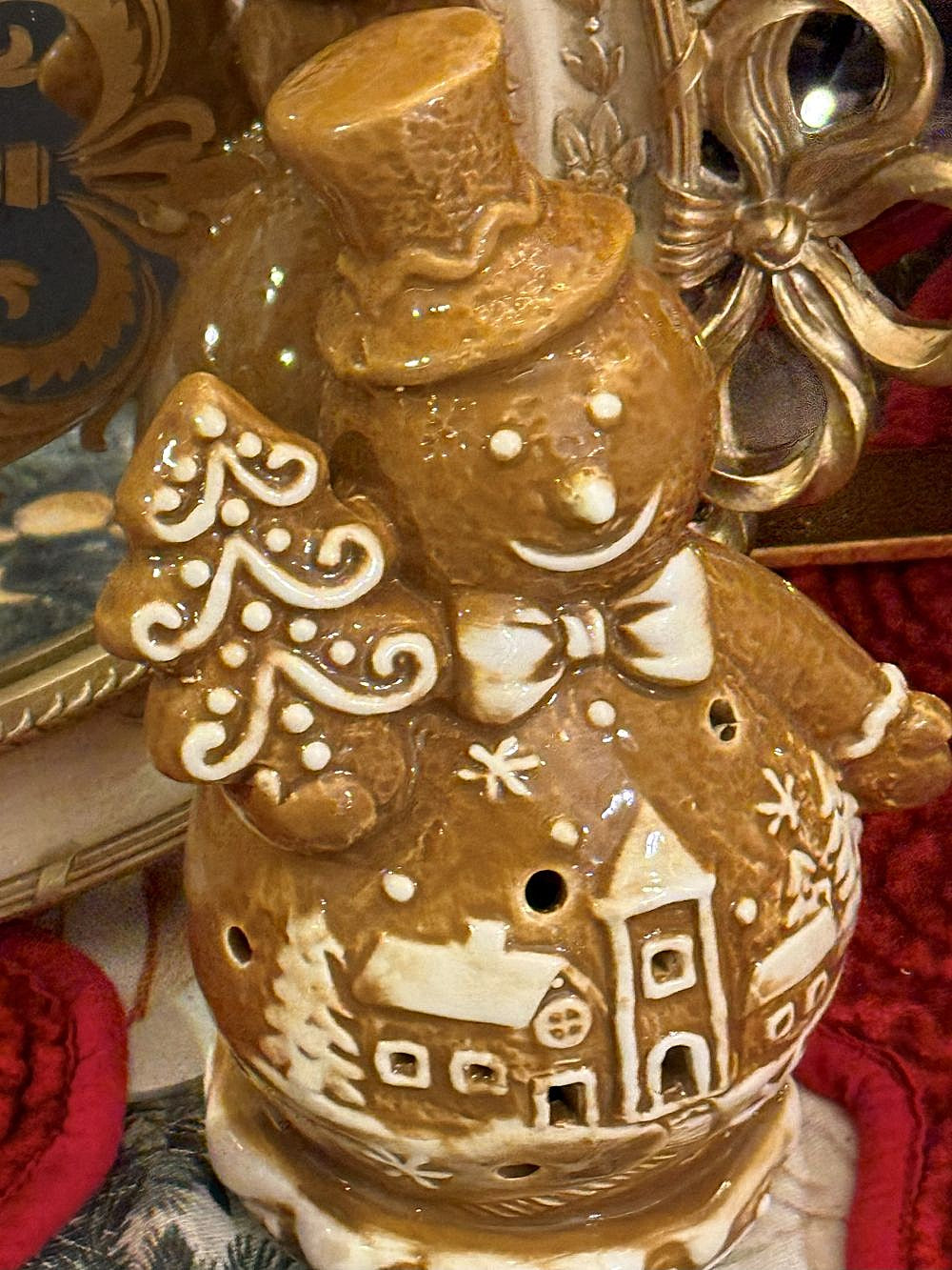 Figurine bonhomme de neige style biscuit en porcelaine beige, blanc et doré, 17 cm, ambiance féérique et shabby chic avec décor sculpté de village enneigé