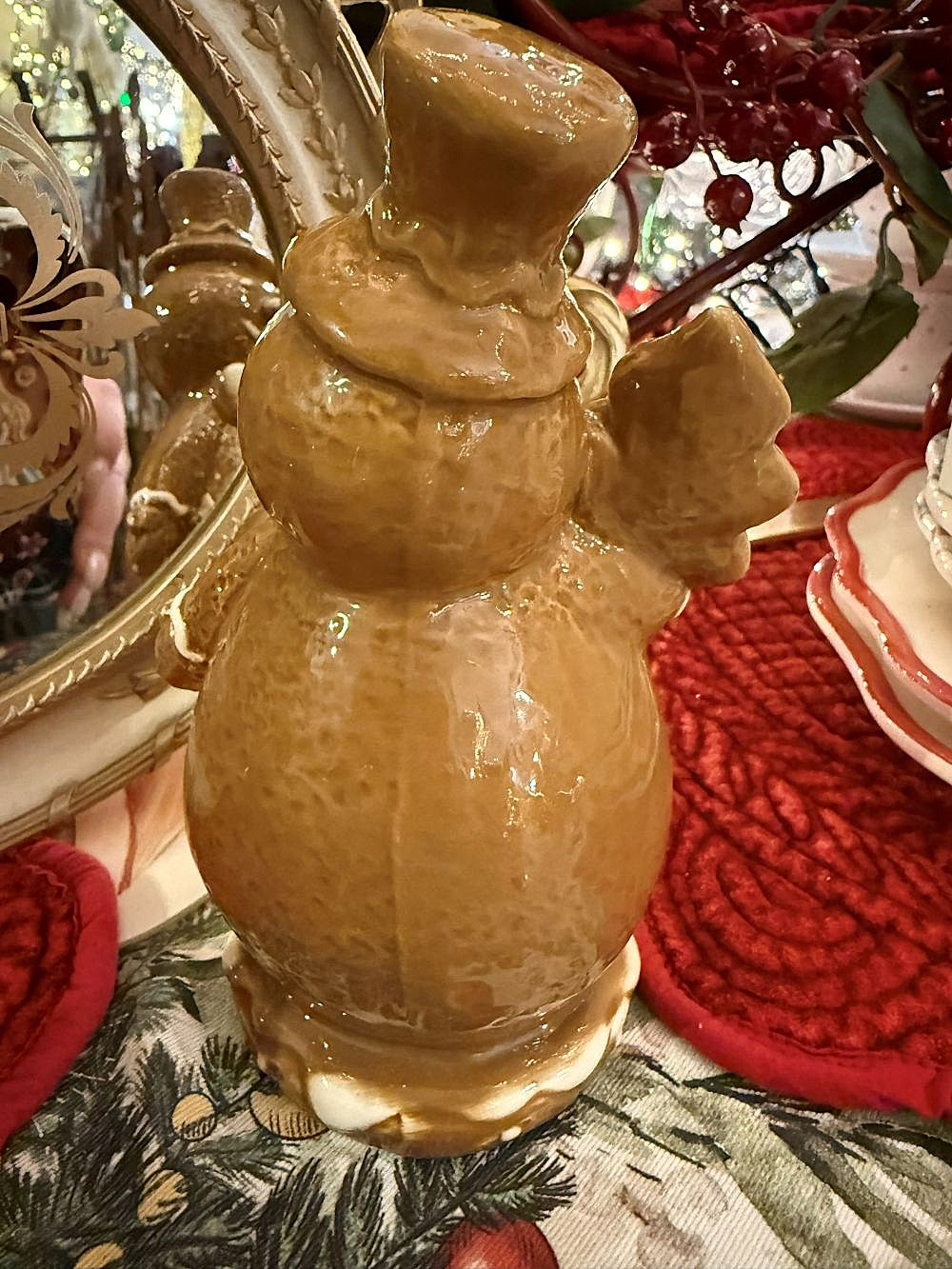 Figurine bonhomme de neige style biscuit en porcelaine beige, blanc et doré, 17 cm, ambiance féérique et shabby chic avec décor sculpté de village enneigé