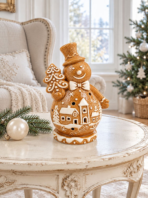 Bonhomme de neige Biscuit sur un guéridon patiné dans un salon lumineux, avec une bergère crème et un sapin de Noël en arrière-plan.