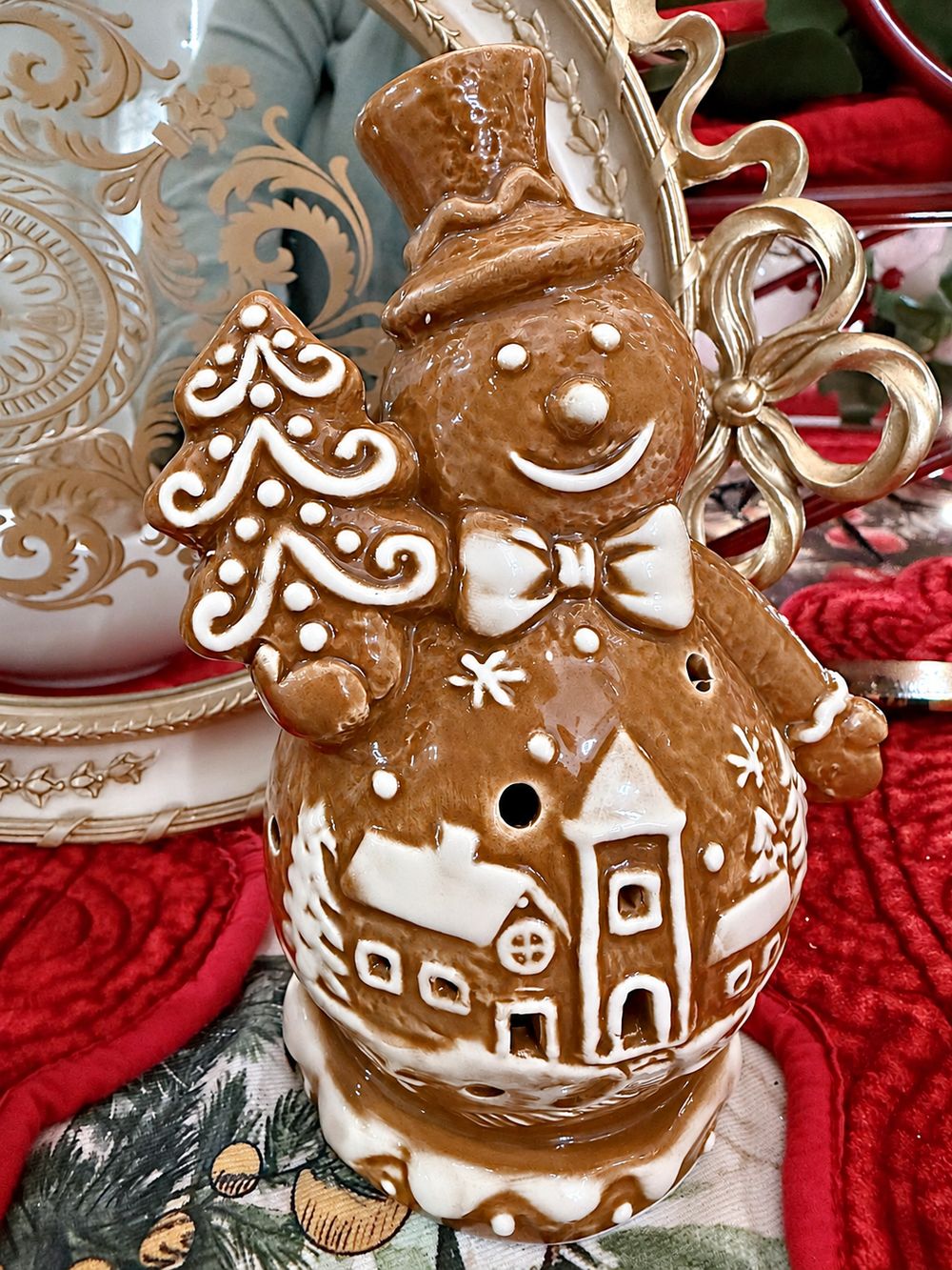 Bonhomme de neige Biscuit en porcelaine caramel et blanche, photographié de face dans la boutique.
