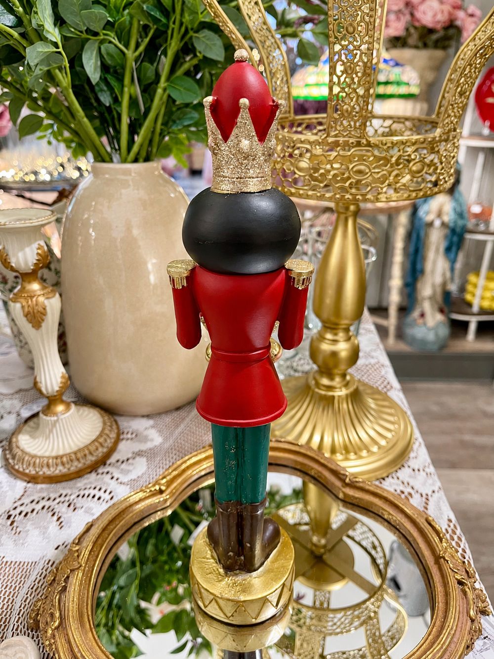 Vue arrière du bougeoir Casse-Noisette Royal, veste rouge, pantalon vert et couronne dorée.