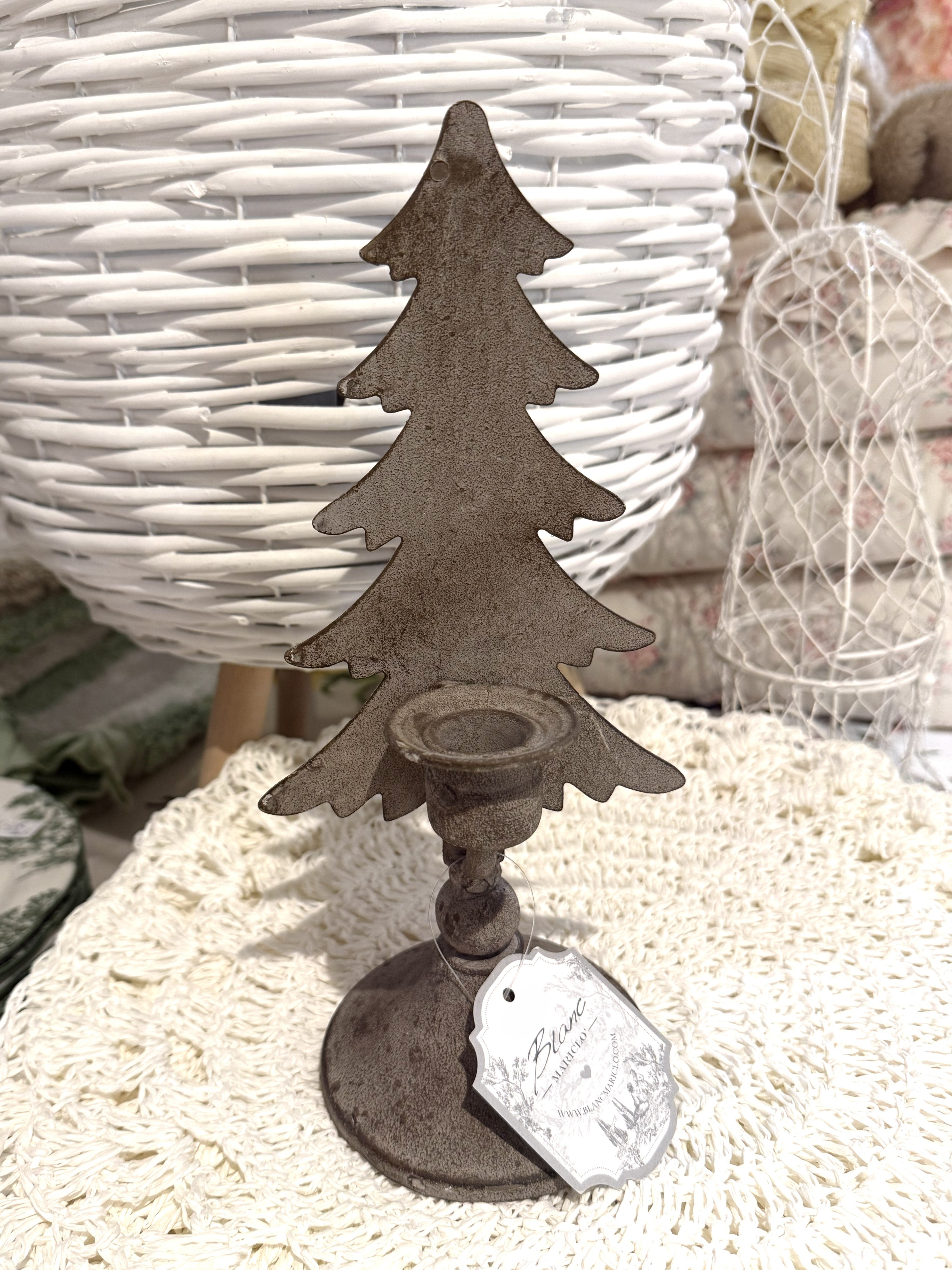 Bougeoir sapin de Noël Blanc Mariclò en métal brun patiné sur pied, style vintage shabby chic pour décorer une console ou une table de fête
