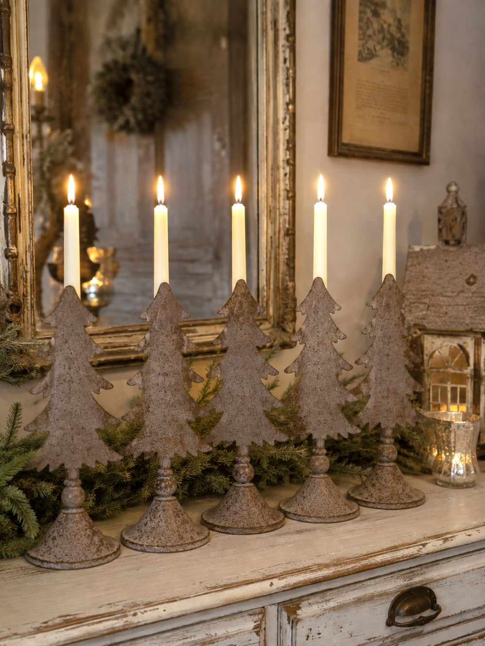 Bougeoir sapin de Noël Blanc Mariclò en métal brun patiné sur pied, style vintage shabby chic pour décorer une console ou une table de fête